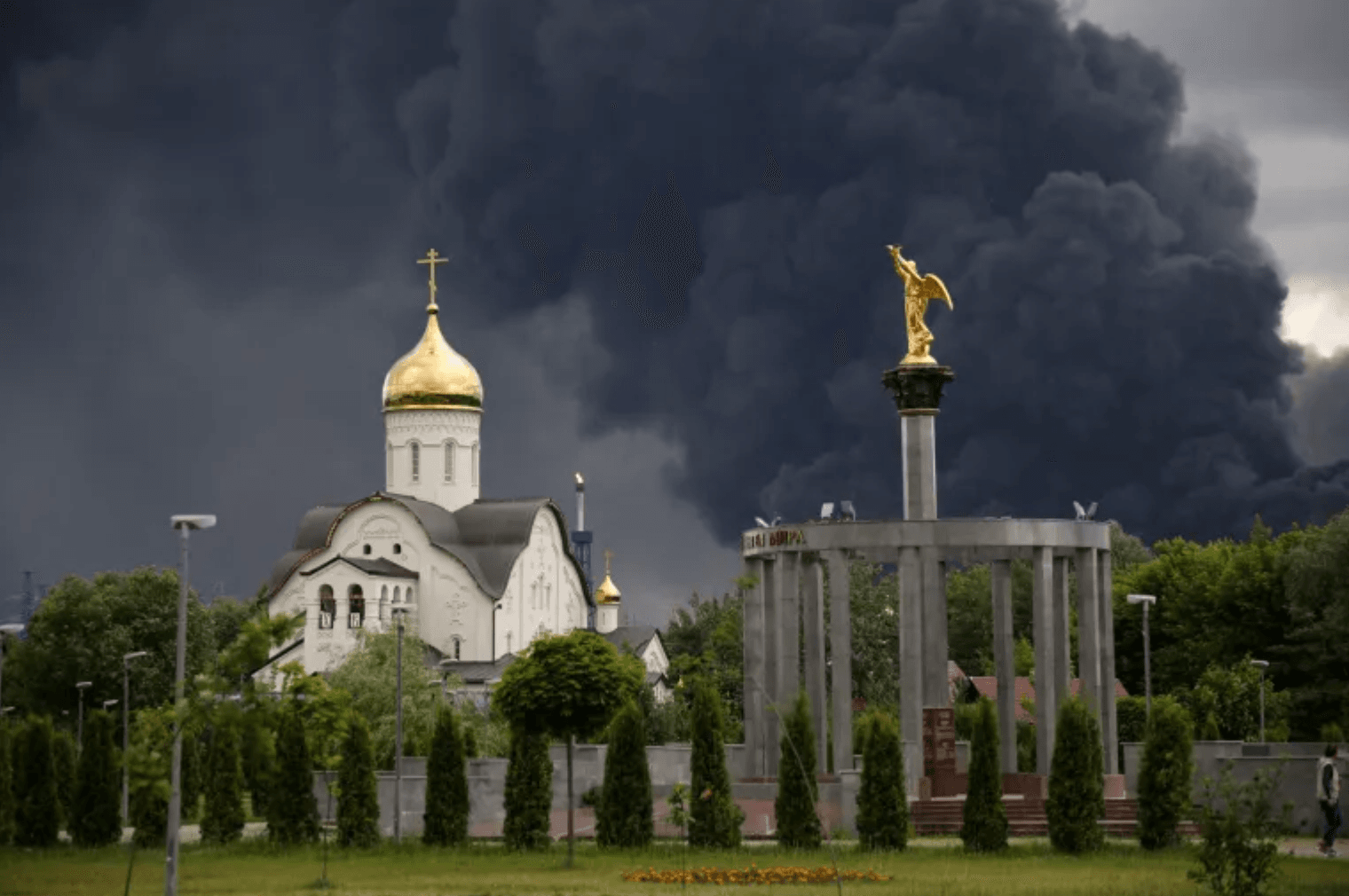 Khói đen bao phủ bầu trời Nga sau loạt trận tấn công của Ukraine. (Ảnh: Reuters)