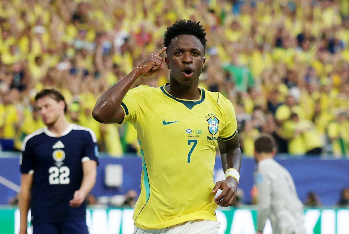 Liên đoàn bóng đá Brazil (CBF) đã gửi thư lên Liên đoàn bóng đá thế giới (FIFA) sau bàn thắng không được công nhận của Vinicius. (Ảnh: Reuters)