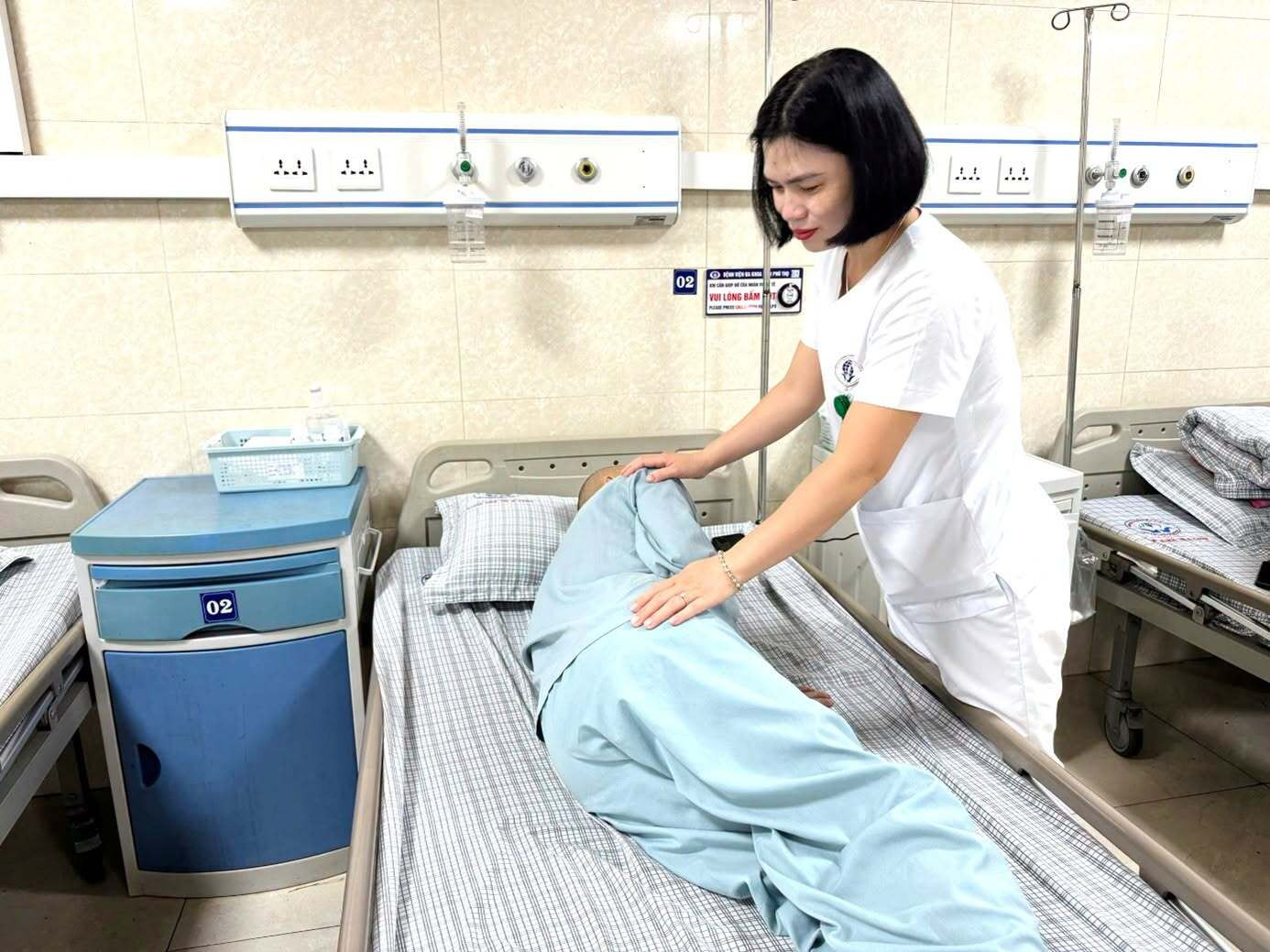 Điều dưỡng khoa Chăm sóc Giảm nhẹ - Trung tâm Ung bướu hướng dẫn bệnh nhân ung thư tư thế nằm (Ảnh: BVCC)
