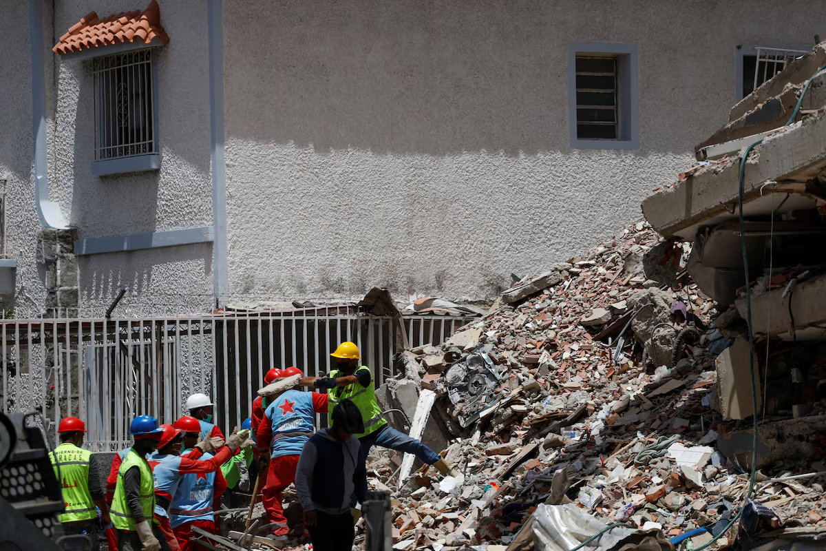 Công tác cứu hộ sau trận động đất kép ở Venezuela. (Ảnh: Reuters)