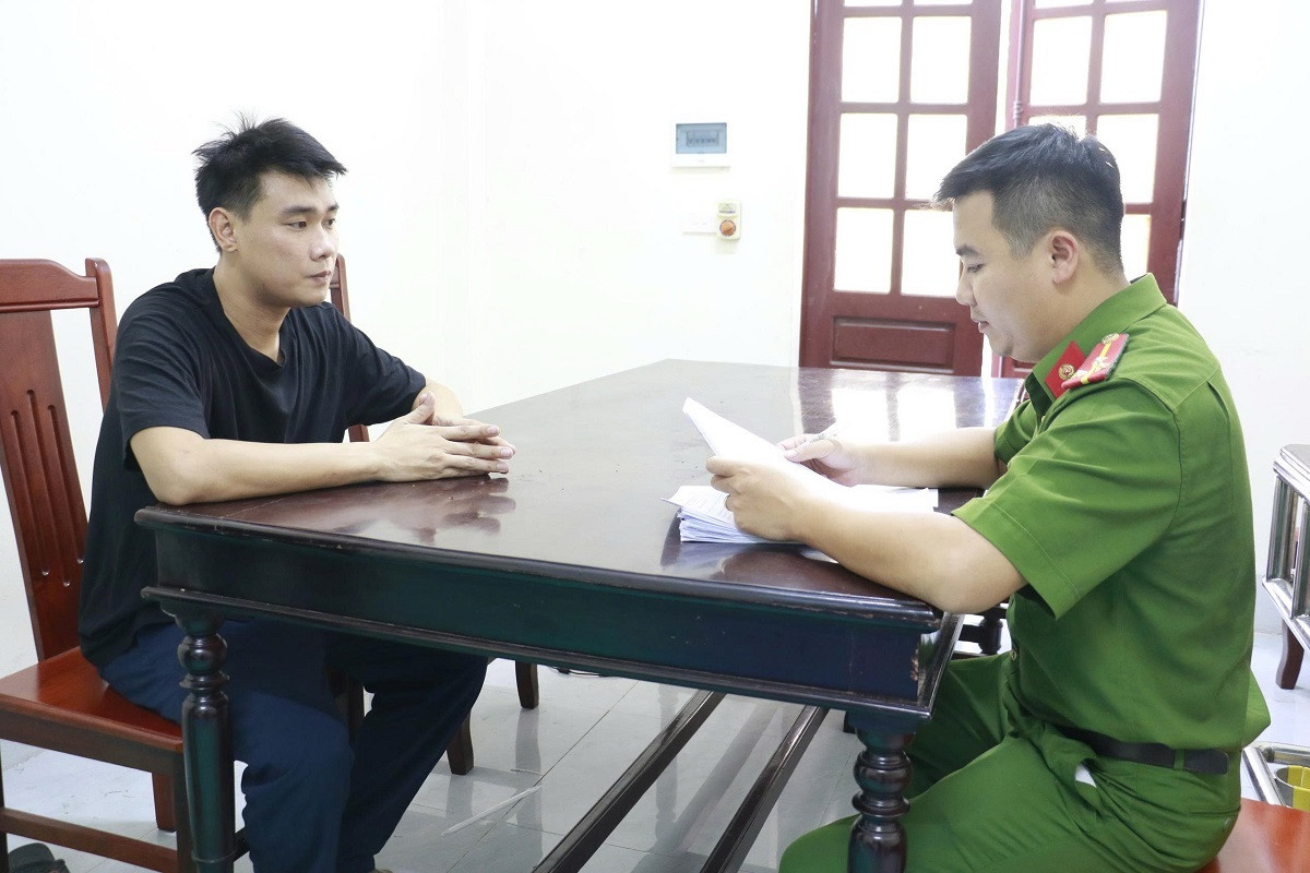 Cơ quan chức năng lấy lời khai Lê Văn Hoàng. (Ảnh: CACC)