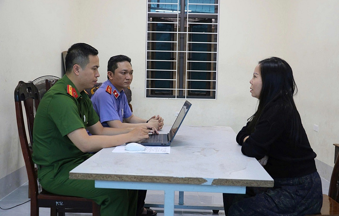 khoi to nguoi phu nu cung 2 dong pham nem chat ban vao cua hang quan ao o nghe an hinh anh 1