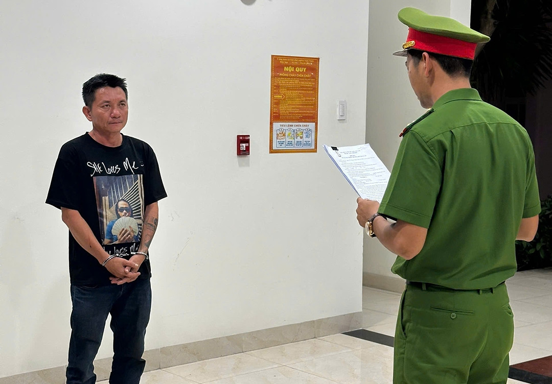tam giu hinh su doi tuong say ruou lai o to lao vao quan nhau hinh anh 2