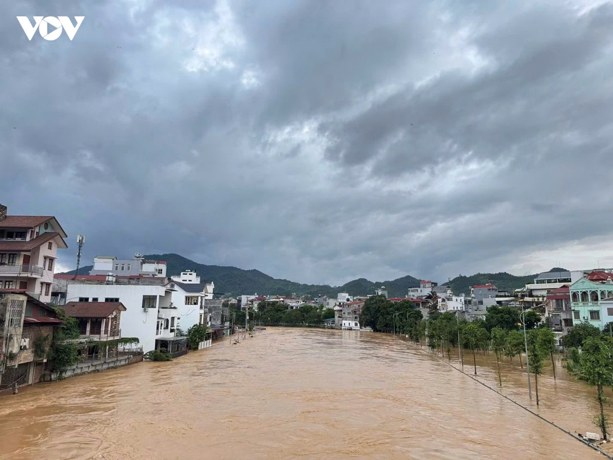 nuoc lu rut, nguoi dan cao bang khan truong don dep hinh anh 1