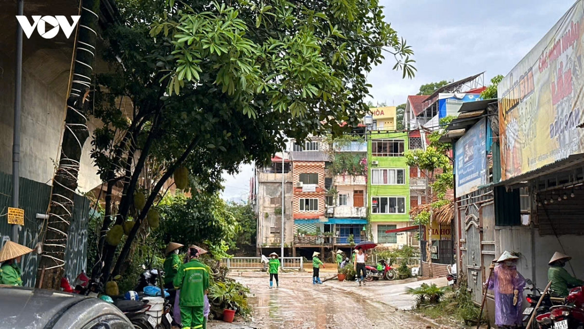nuoc lu rut, nguoi dan cao bang khan truong don dep hinh anh 2
