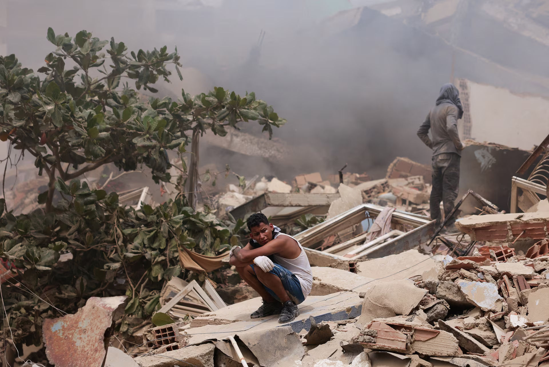 Đống đổ nát sau trận động đất ở Venezuela. (Ảnh: Reuters)
