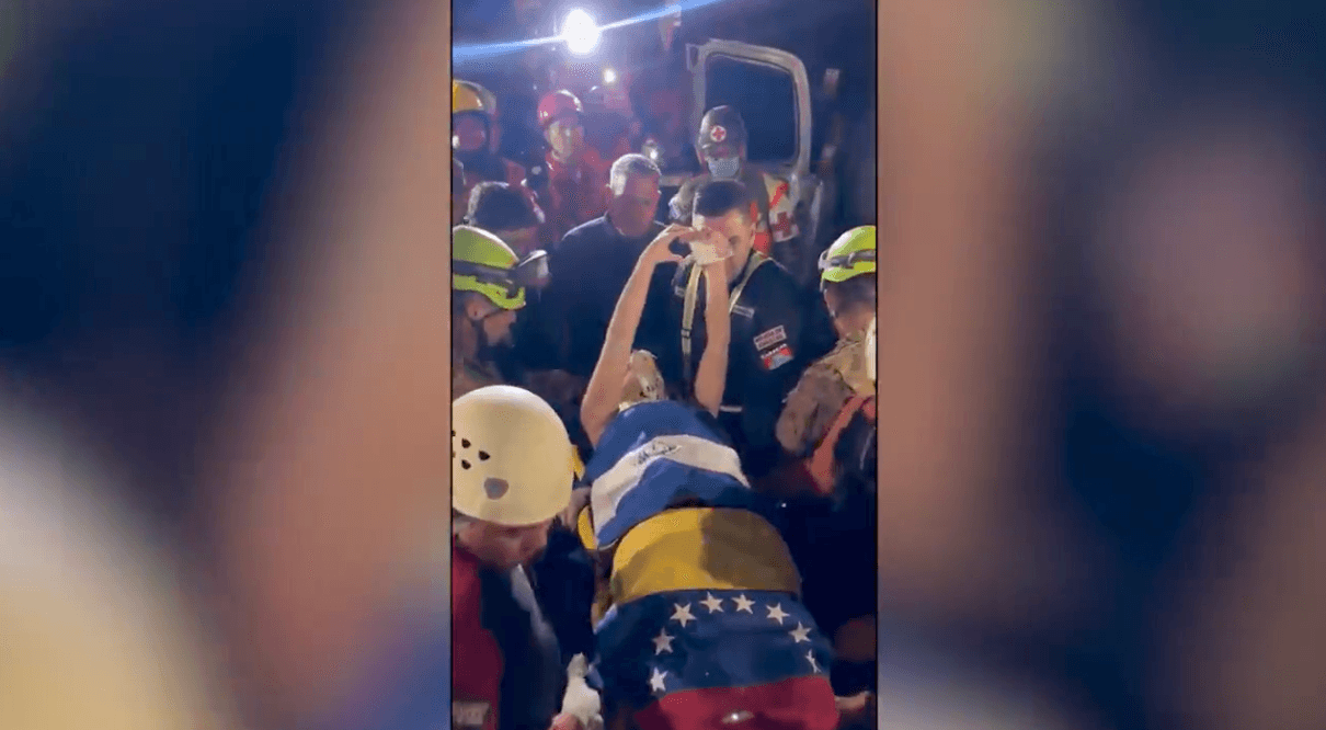 Thiếu niên và con chó được giải cứu khỏi tòa nhà đổ sập ở Venezuela.