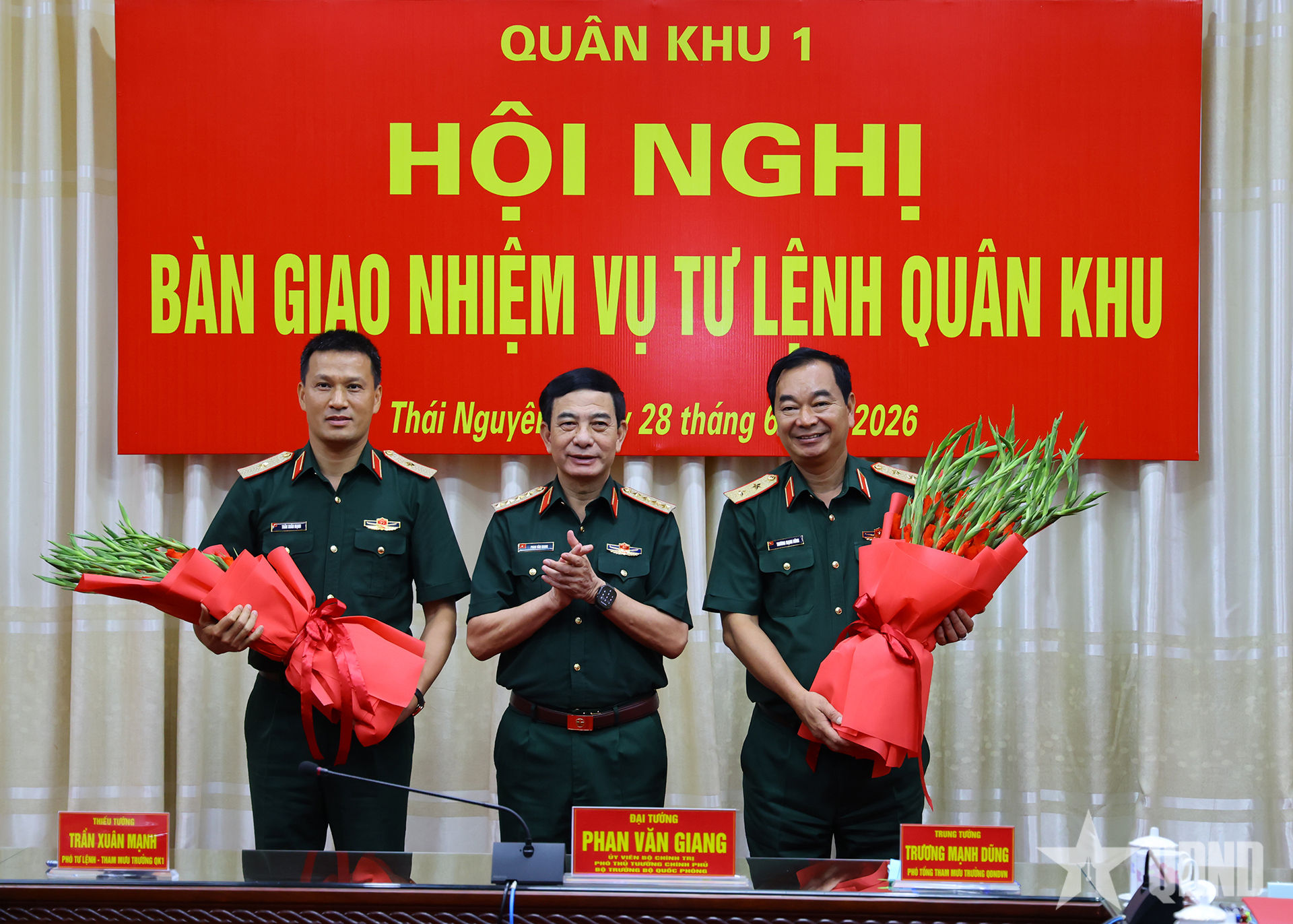 Đại tướng Phan Văn Giang chúc mừng Trung tướng Trương Mạnh Dũng (ngoài cùng bên phải) và Thiếu tướng Trần Xuân Mạnh nhận nhiệm vụ mới. (Ảnh: QĐND)