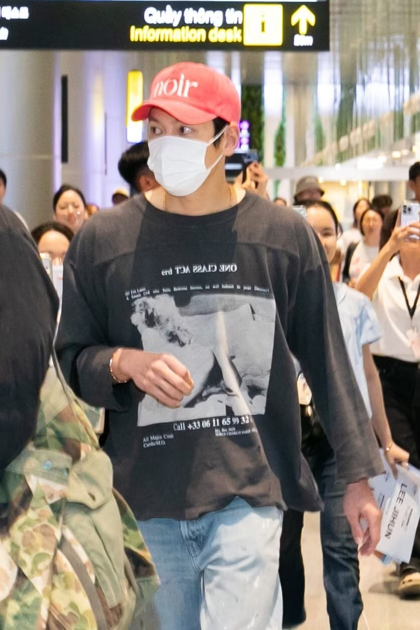 Ji Chang Wook xuất hiện tại sân bay Đà Nẵng tối 28/6.
