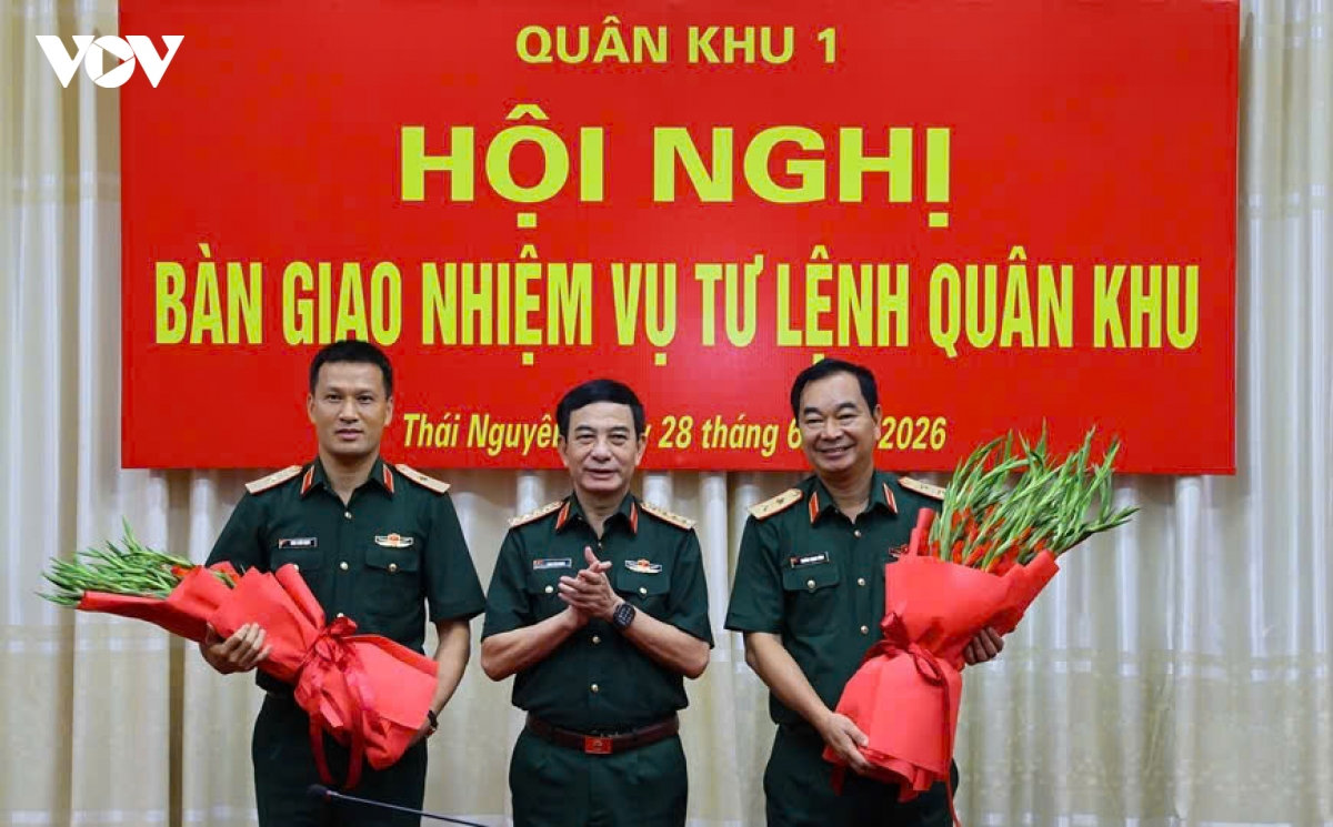Dai tuong phan van giang chu tri ban giao nhiem vu tu lenh quan khu 1 hinh anh 1