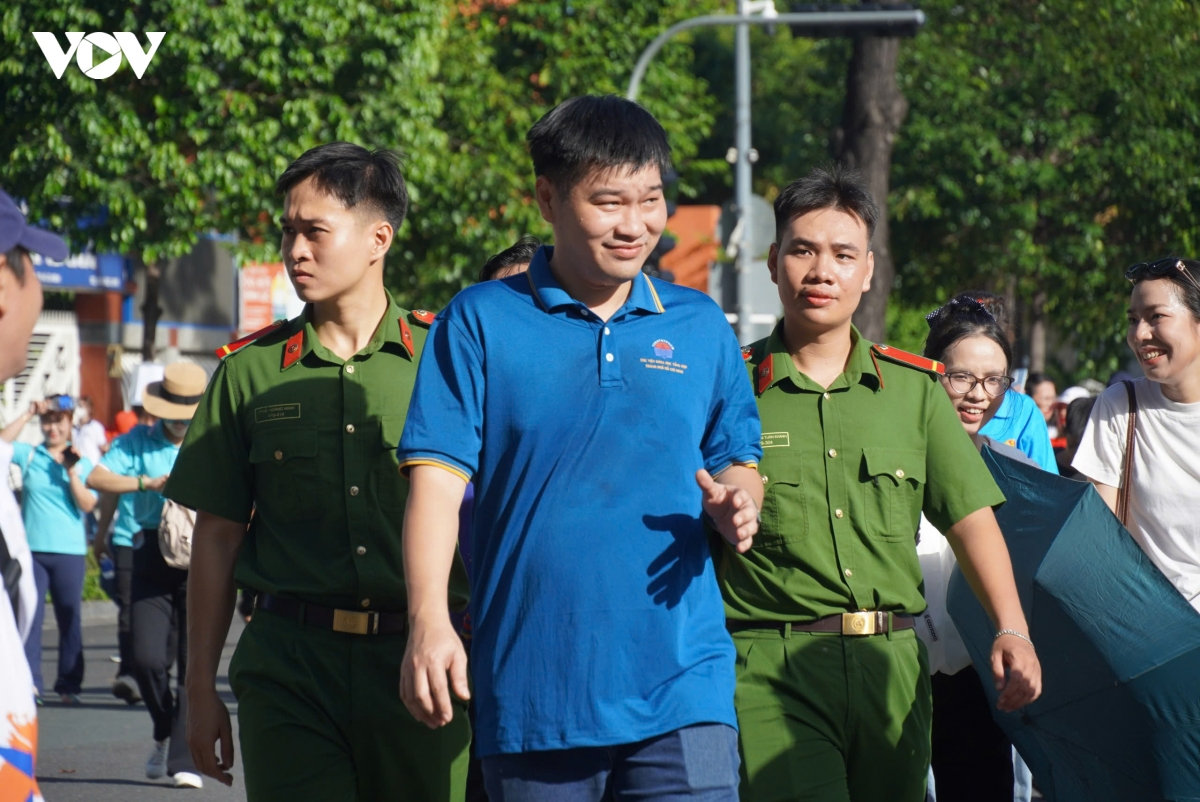 hon 5.000 nguoi di bo dong hanh ky niem 50 nam thanh pho mang ten bac hinh anh 4