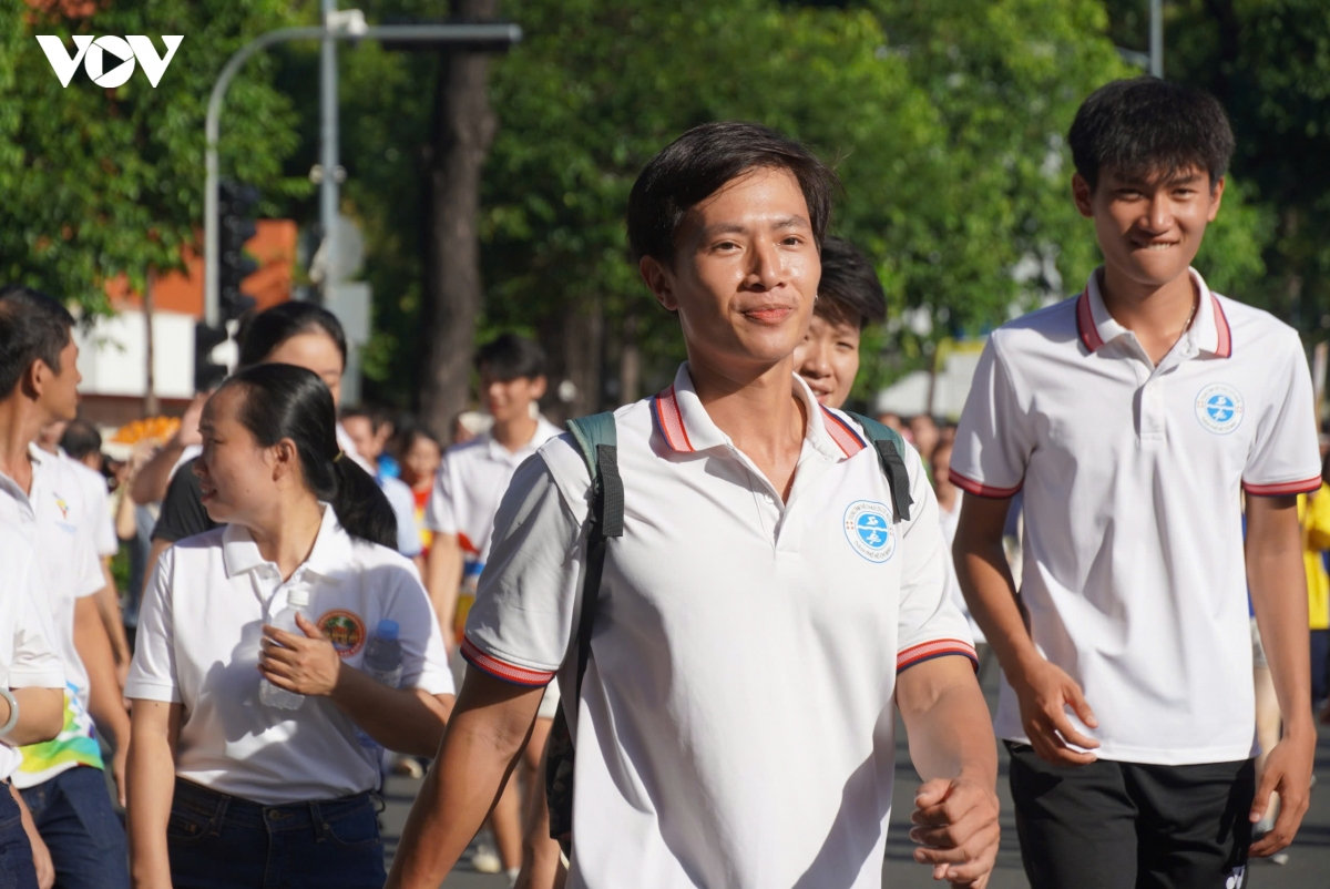 hon 5.000 nguoi di bo dong hanh ky niem 50 nam thanh pho mang ten bac hinh anh 3