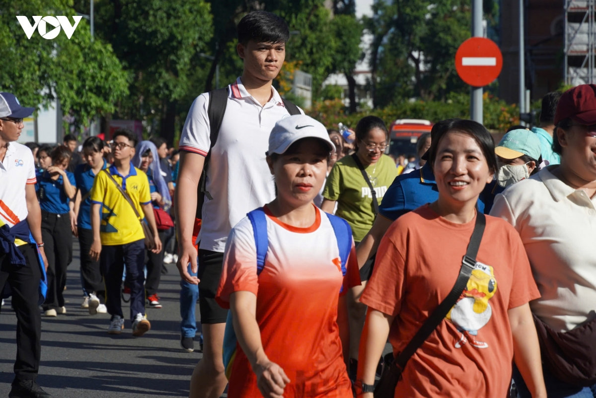 hon 5.000 nguoi di bo dong hanh ky niem 50 nam thanh pho mang ten bac hinh anh 5