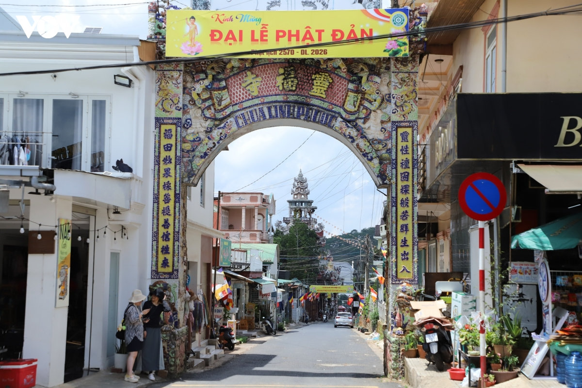 kham pha chua linh phuoc - ngoi chua nam giu 11 ky luc viet nam giua long Da lat hinh anh 1