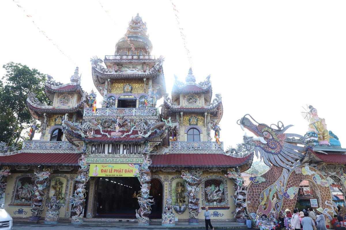 kham pha chua linh phuoc - ngoi chua nam giu 11 ky luc viet nam giua long Da lat hinh anh 2