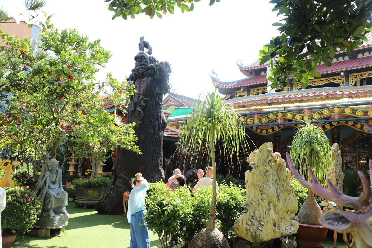 kham pha chua linh phuoc - ngoi chua nam giu 11 ky luc viet nam giua long Da lat hinh anh 19