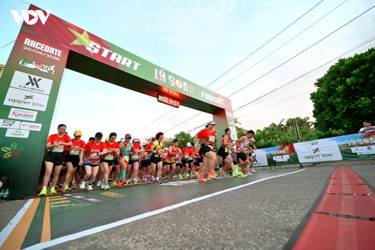 quang ngai gan 1.800 van dong vien tham gia giai chay ly son half marathon hinh anh 1