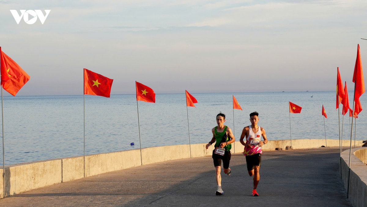 quang ngai gan 1.800 van dong vien tham gia giai chay ly son half marathon hinh anh 2