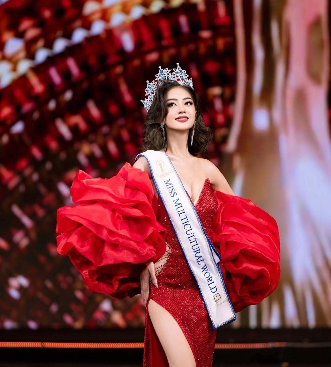 Tân Hoa hậu sở hữu nhan sắc xinh đẹp, phong thái tự tin và khả năng giao tiếp bằng tiếng Anh lưu loát.
