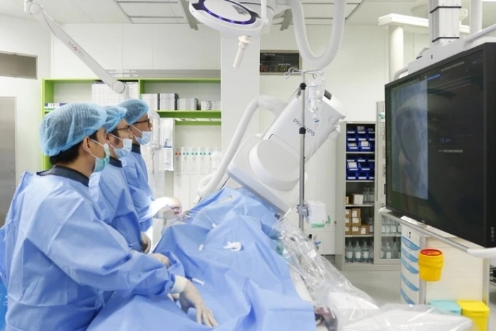 Các bác sĩ thực hiện 5 ca can thiệp tim mạch phức tạp tại Bệnh viện Bạch Mai cơ sở Ninh Bình. (Ảnh: BVCC)