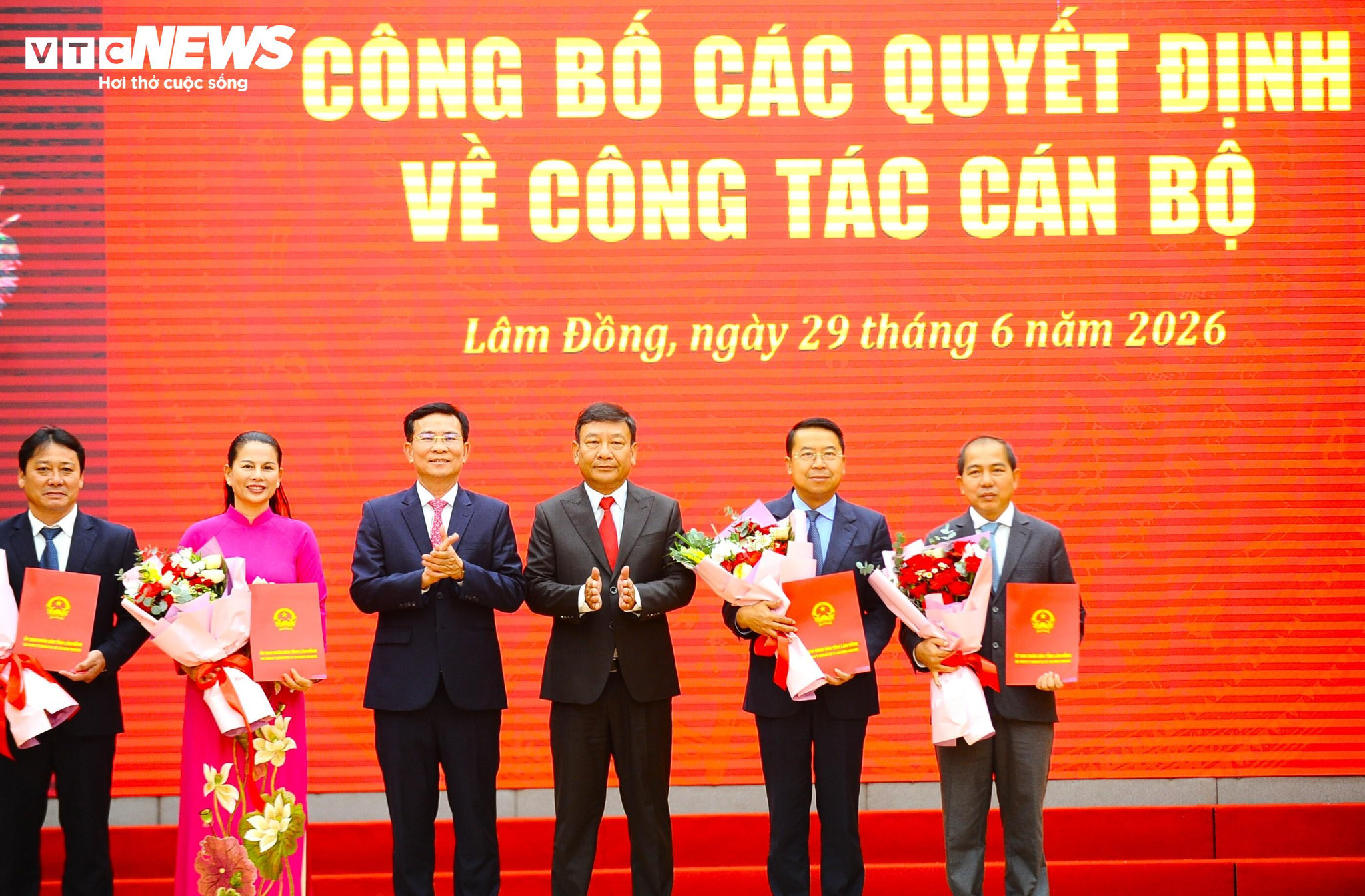 Ông Hồ Văn Mười, Chủ tịch UBND tỉnh Lâm Đồng (thứ 3 từ trái qua) trao quyết định và tặng hoa chúc mừng các cán bộ được điều động, bổ nhiệm.
