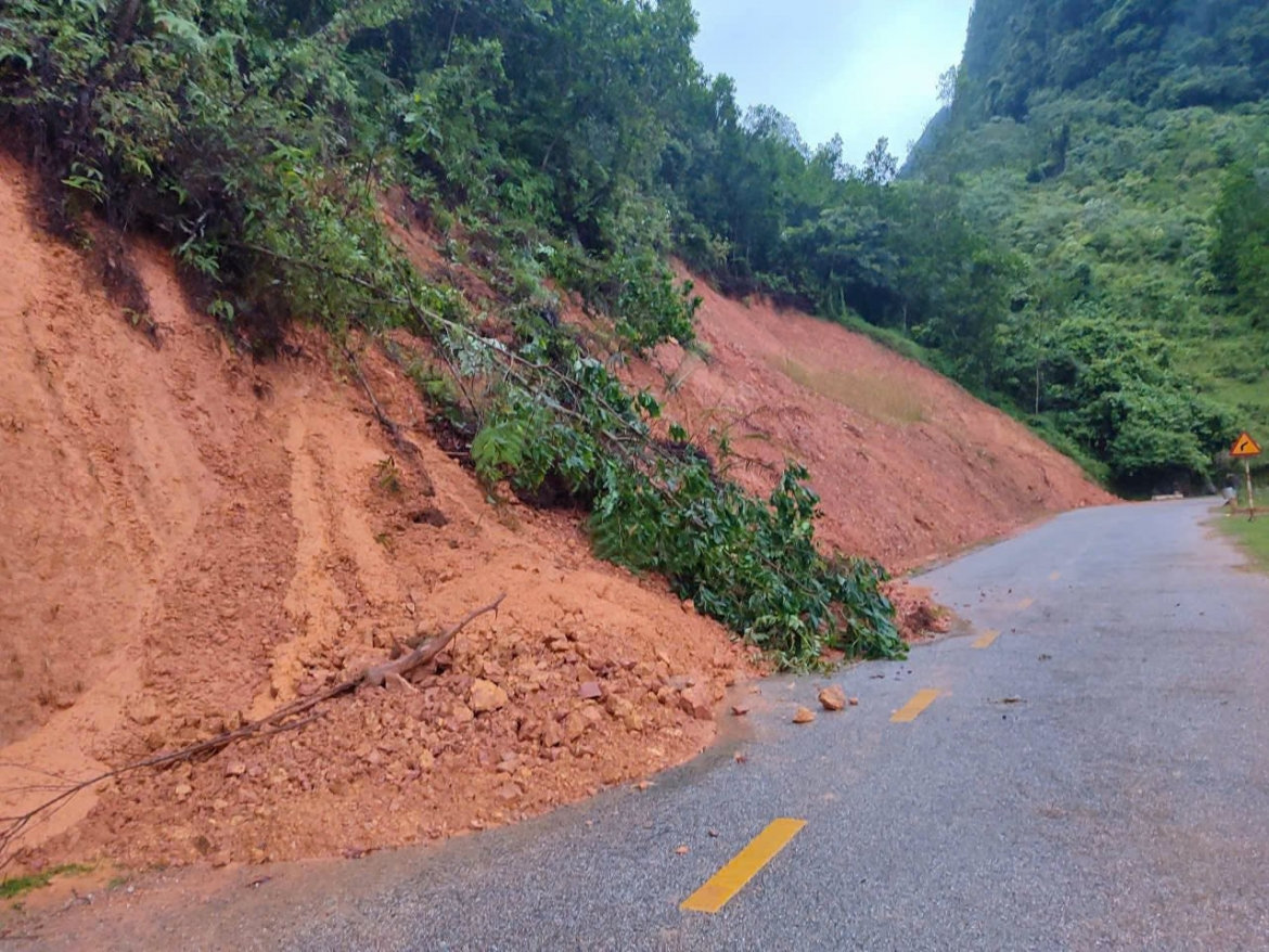 quan doi kip thoi ho tro nguoi dan trong mua lu o cao bang hinh anh 1