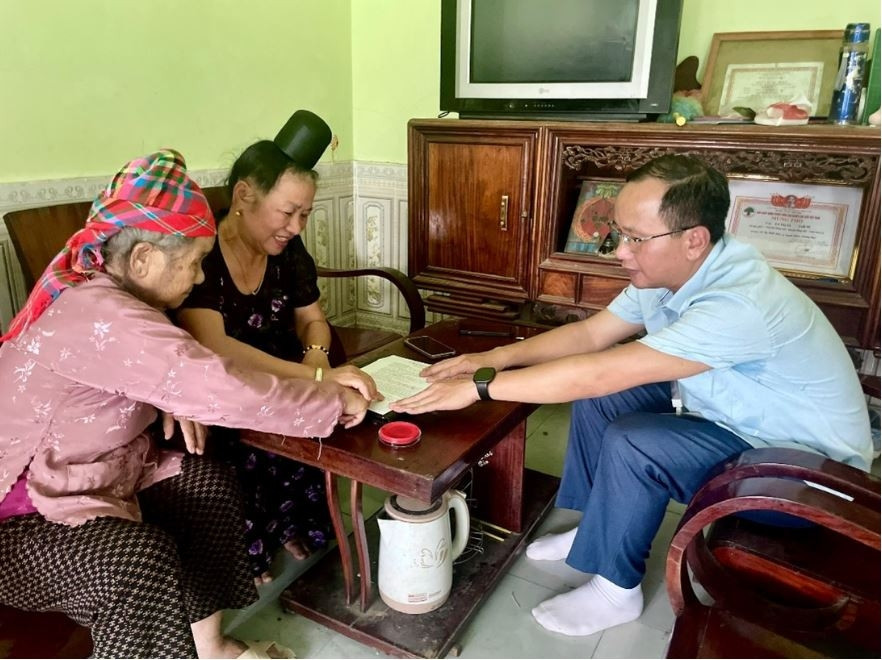 son la van hanh chinh quyen 2 cap nhieu can bo gan nhu khong co ngay nghi hinh anh 4