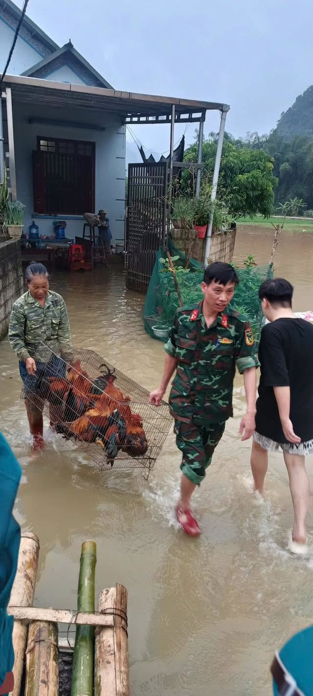 quan doi kip thoi ho tro nguoi dan trong mua lu o cao bang hinh anh 3