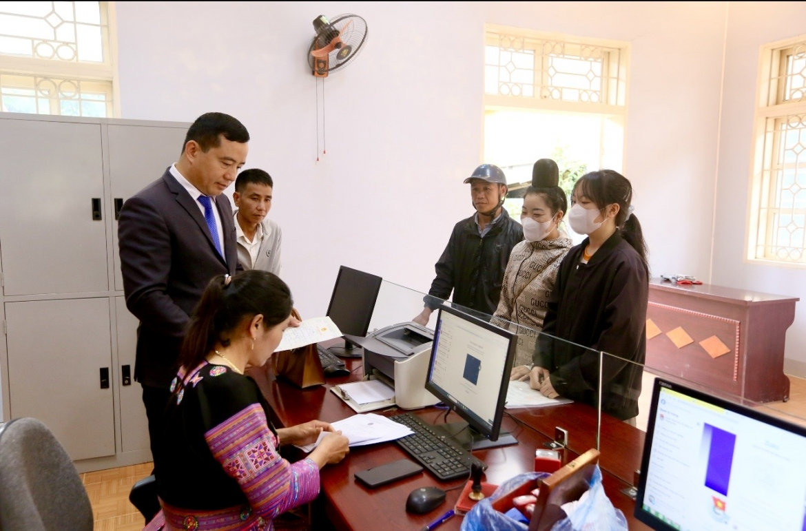 son la van hanh chinh quyen 2 cap nhieu can bo gan nhu khong co ngay nghi hinh anh 1