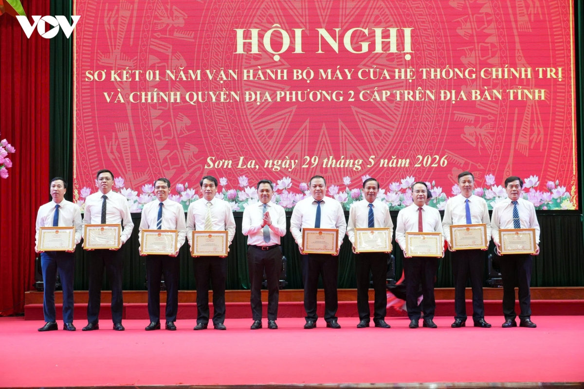 son la van hanh chinh quyen 2 cap nhieu can bo gan nhu khong co ngay nghi hinh anh 8