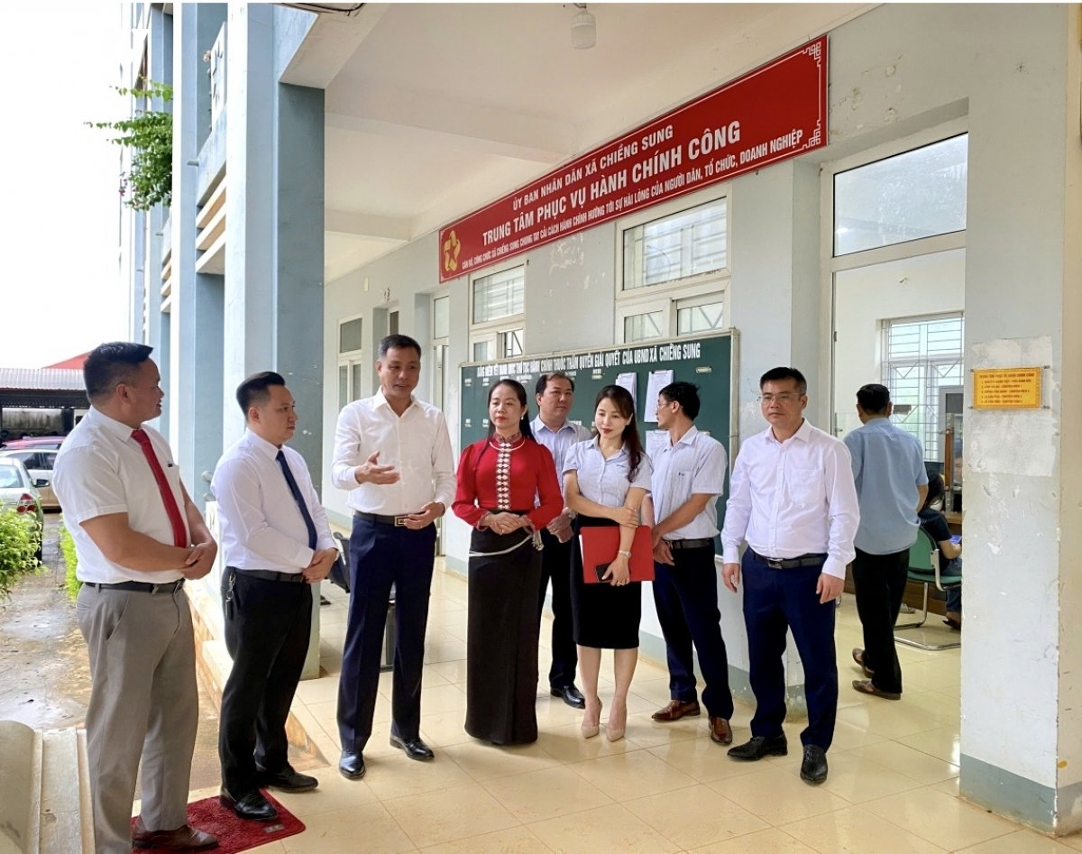 son la van hanh chinh quyen 2 cap nhieu can bo gan nhu khong co ngay nghi hinh anh 2