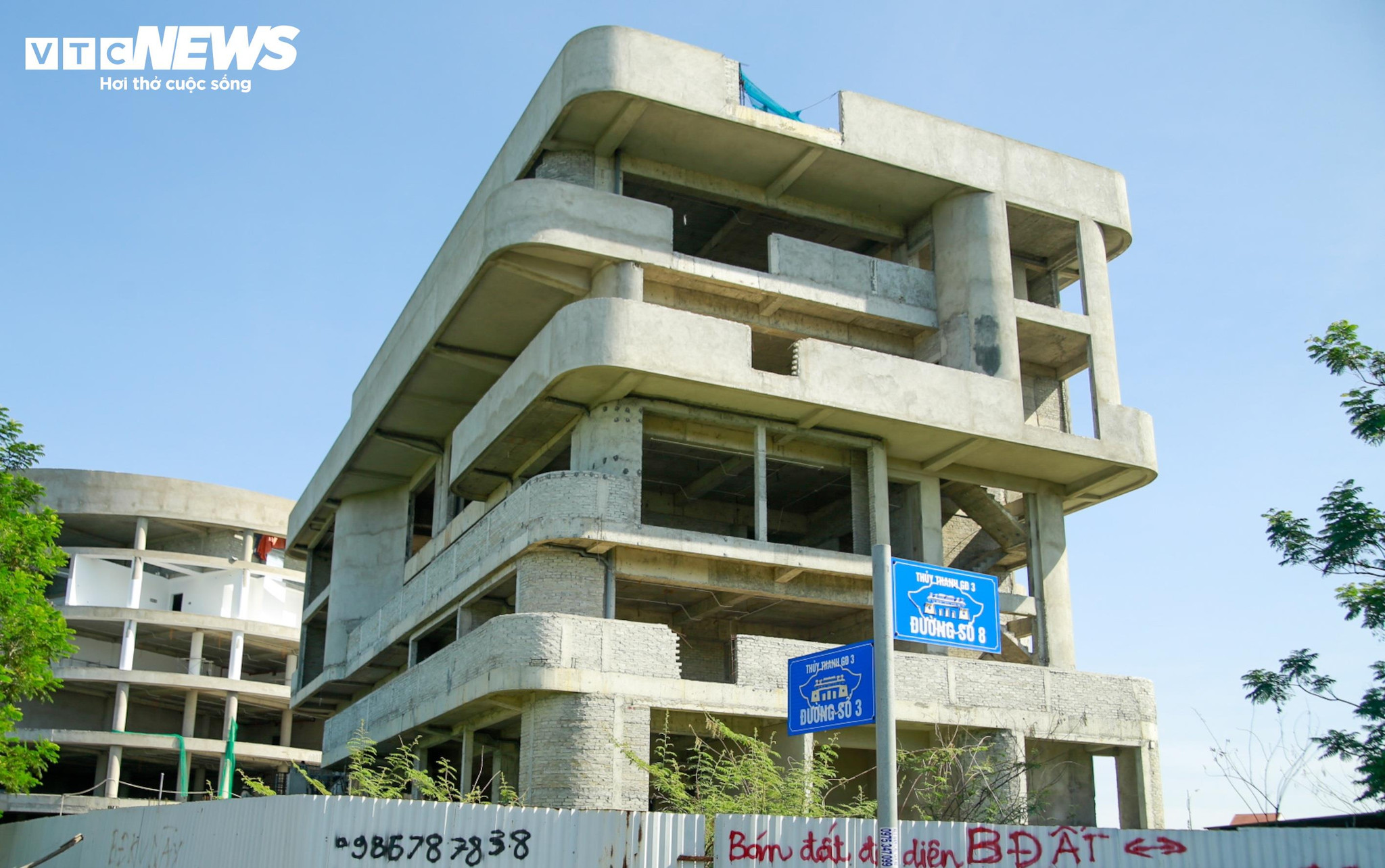 Được biết, dự án xây dựng tòa nhà kể trên được phê duyệt vào năm 2021 và điều chỉnh vào năm 2025. Công trình được xây dựng tại (phường Thanh Thuỷ, TP Huế) với diện tích 3.569 m2, do Trung tâm Công nghệ Thông tin TP Huế làm chủ đầu tư với tổng mức đầu tư khoảng 50,5 tỷ đồng.