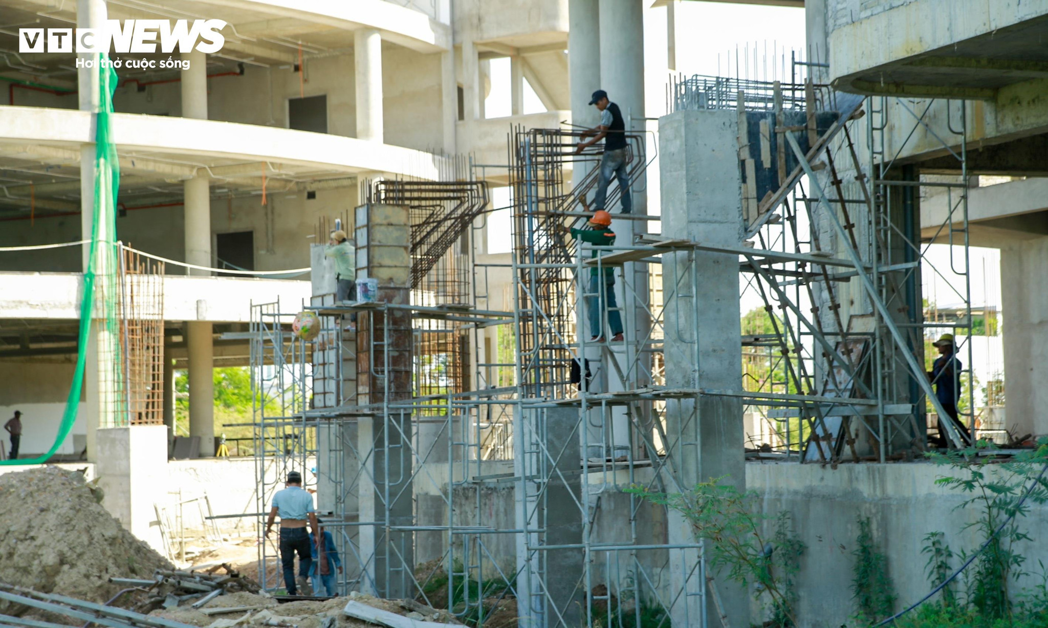 Lần ghi nhận mới đây nhất (26 - 28/6) trong khuôn viên dự án chỉ có khoảng trên dưới 10 người đang thực hiện làm thép đổ cột trụ bê tông phía bên ngoài toà nhà.
