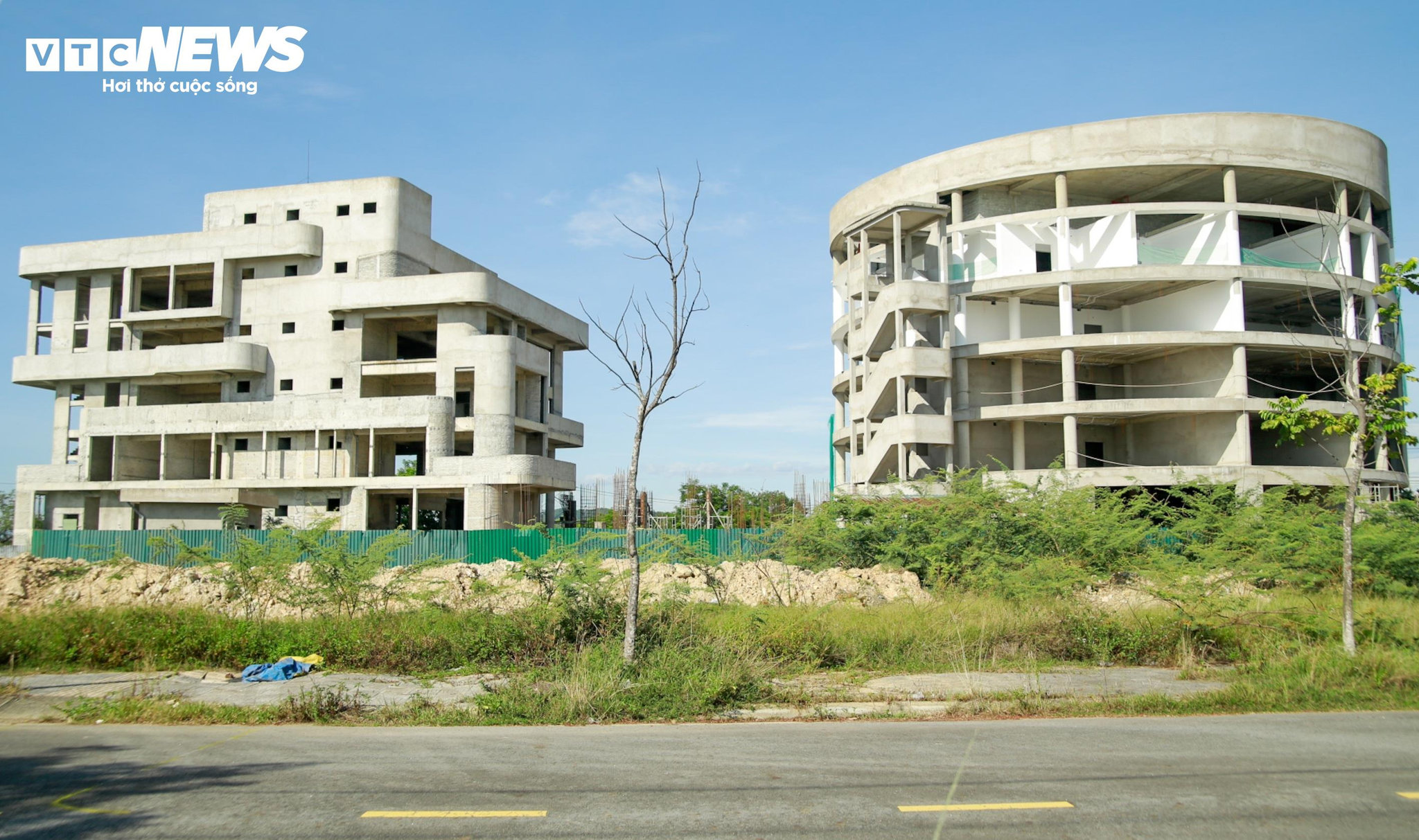 Đến thời điểm chấm dứt hợp đồng, chủ đầu tư giải ngân gần 18,68 tỷ đồng, tương đương khoảng 54% giá trị hợp đồng. Trong số này, hơn 70% là giá trị khối lượng hoàn thành được nghiệm thu, phần còn lại là tiền tạm ứng. Hai doanh nghiệp tham gia liên danh cũng bị xử phạt do vi phạm tiến độ, công khai thông tin trên Hệ thống mạng đấu thầu quốc gia và bị tịch thu hơn 1 tỷ đồng tiền bảo lãnh thực hiện hợp đồng. (Toà nhà dự án bên trái).