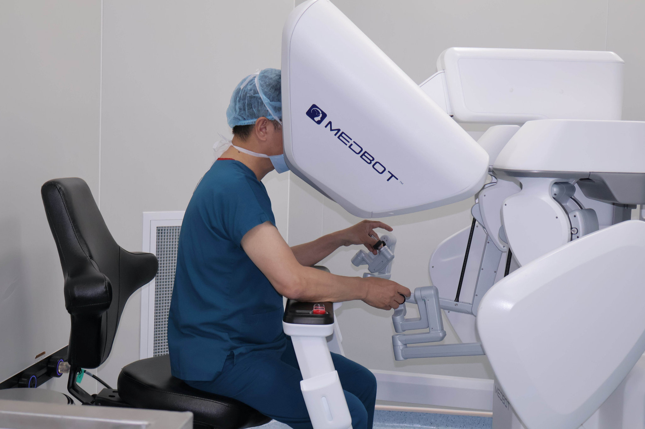 Kết nối bác sĩ và phòng mổ qua công nghệ truyền dẫn tốc độ cao.