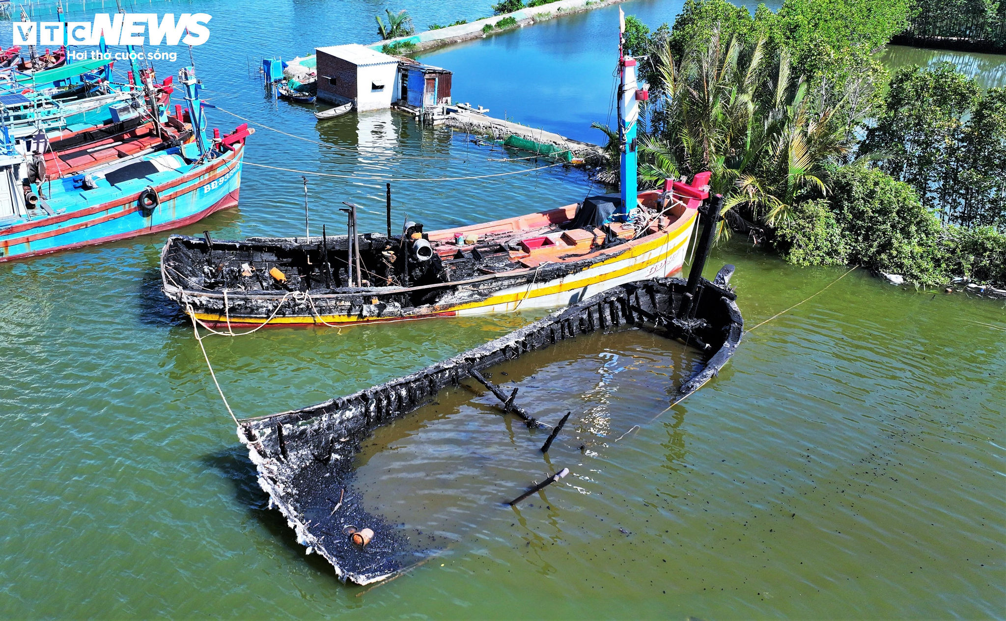Mùi khét của nhựa, gỗ cháy và dầu loang vẫn nồng nặc trong không khí trên mặt đầm Thị Nại.