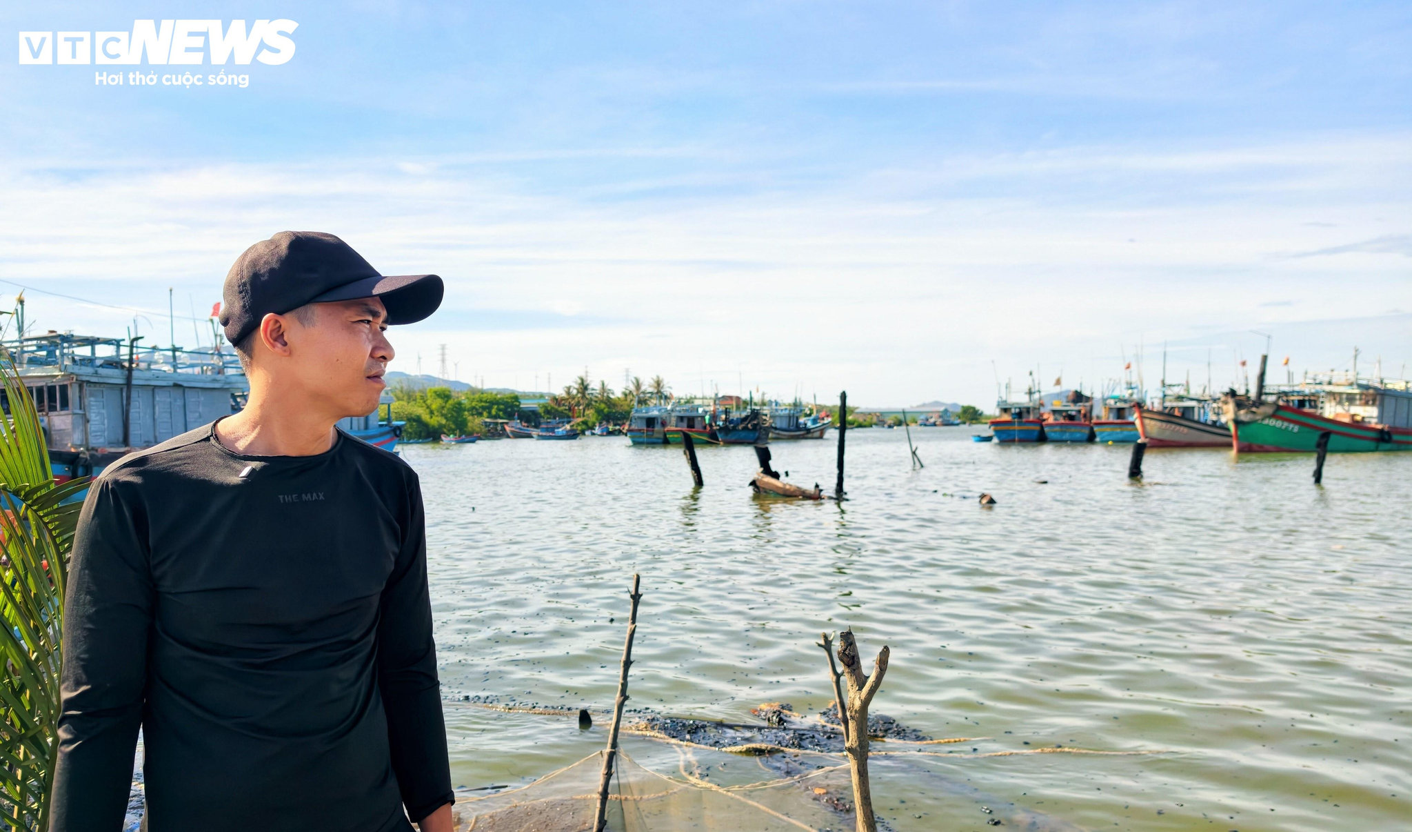 Nhiều chủ tàu cá bị cháy ngồi thẫn thờ trên bờ đầm, ánh mắt vô hồn nhìn về phía những thân tàu đổ nát.