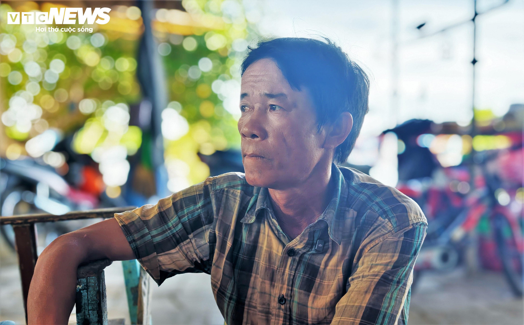 Ông Lê Văn Ngà (47 tuổi) trú phường Quy Nhơn Đông, tỉnh Gia Lai), là một trong những người trông coi ghe tại vị trí hoả hoạn chia sẻ: 