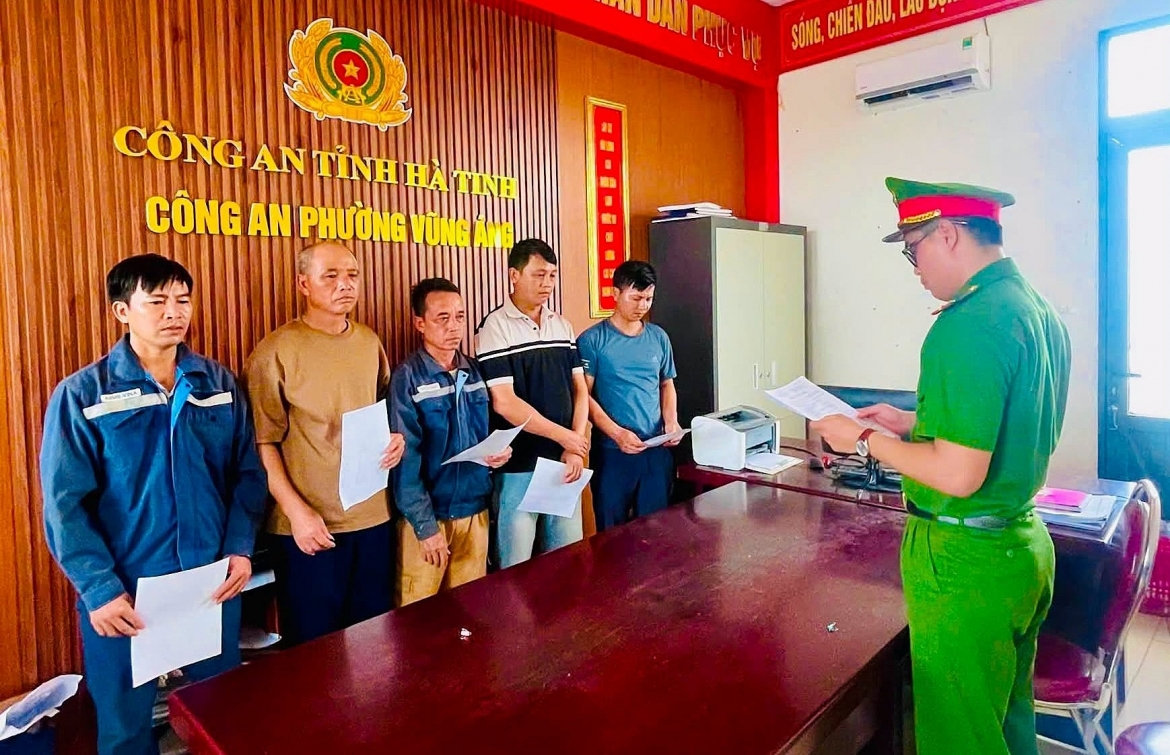 khoi to 5 doi tuong trom cap tai san tai cong truong nha may san xuat mo to dien hinh anh 1