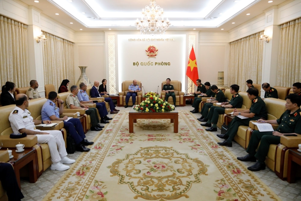 Dai tuong phan van giang tiep thu truong bo quoc phong uae hinh anh 2