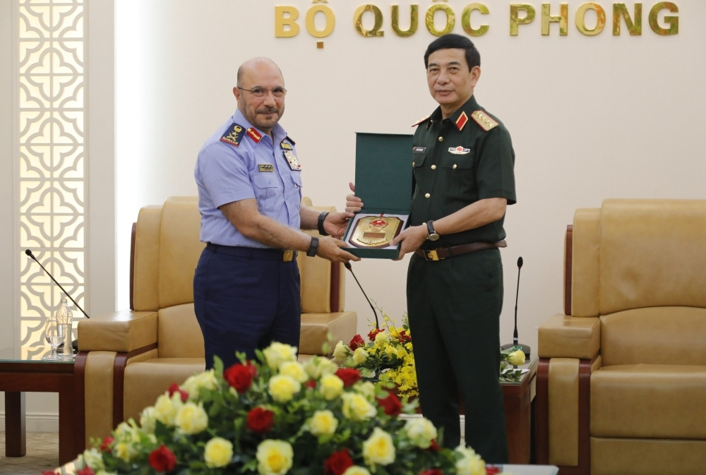 Dai tuong phan van giang tiep thu truong bo quoc phong uae hinh anh 3