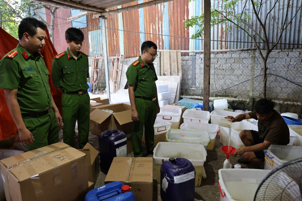 triet pha duong day phu phep hoa chat thanh sua tam, dau goi gia thuong hieu lon hinh anh 1