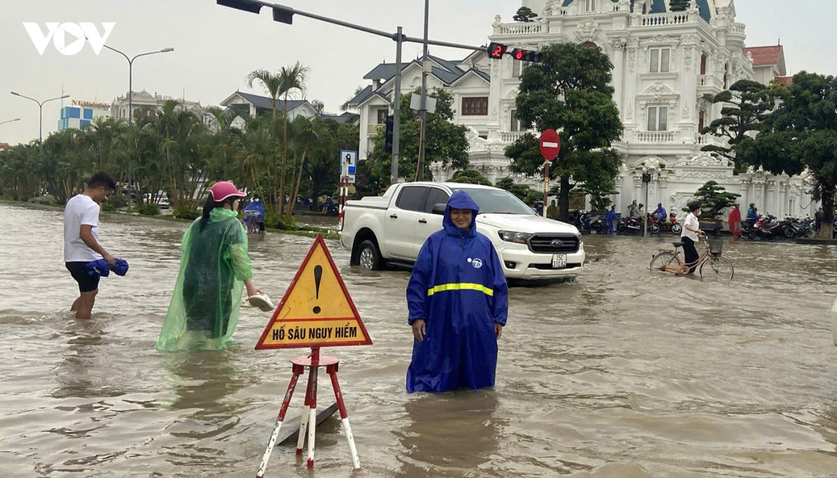 mua lon keo dai, nhieu tuyen duong ngap sau o hai phong hinh anh 2