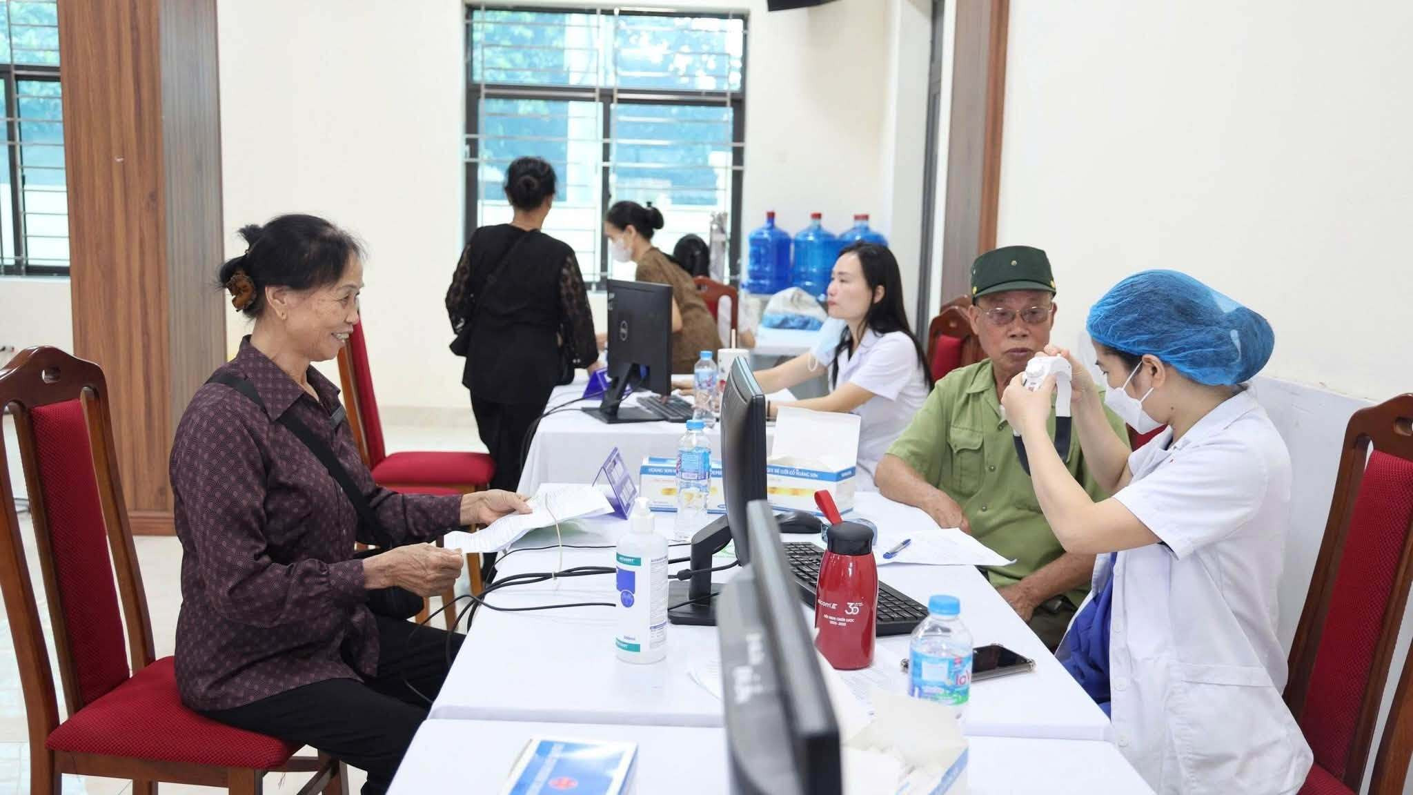 Người dân phấn khởi được khám sức khỏe miễn phí tại Trạm Y tế xã Vĩnh Thanh.
