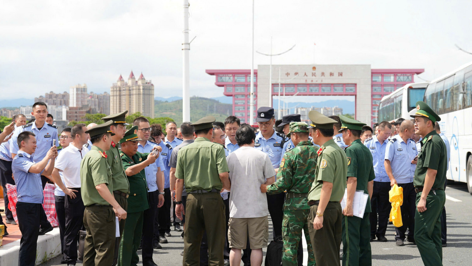 Cơ quan chức năng của 2 nước thực hiện các thủ tục bàn giao 30 đối tượng trong đường dây tội phạm công nghệ cao.
