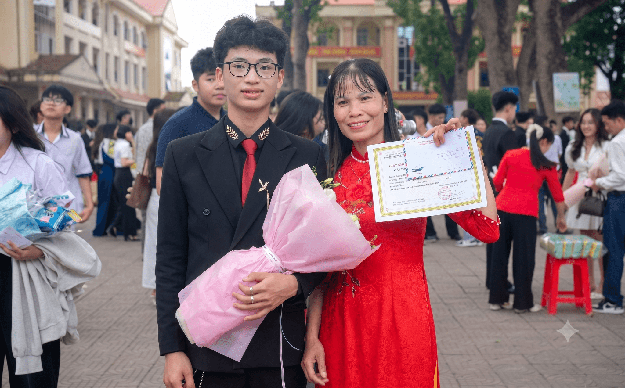 Nguyễn Khắc Công cùng mẹ trong lễ tuyên dương học sinh giỏi cấp tỉnh của Trường THPT Tân Yên số 1 (Bắc Ninh).