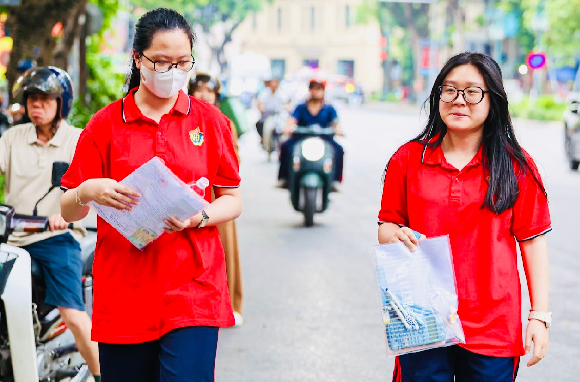 Phổ điểm môn Toán tốt nghiệp THPT 2026 cải thiện rõ rệt với điểm trung bình 5,65, hơn 4.200 bài thi đạt điểm 10 và gần 30% thí sinh đạt từ 7 điểm trở lên.