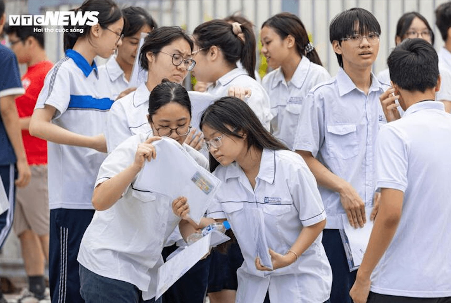 Kỳ thi tốt nghiệp THPT 2026 ghi nhận 45 thủ khoa của 34 tỉnh, thành. Hai thí sinh dẫn đầu cả nước cùng đạt 38,5/40 điểm.
