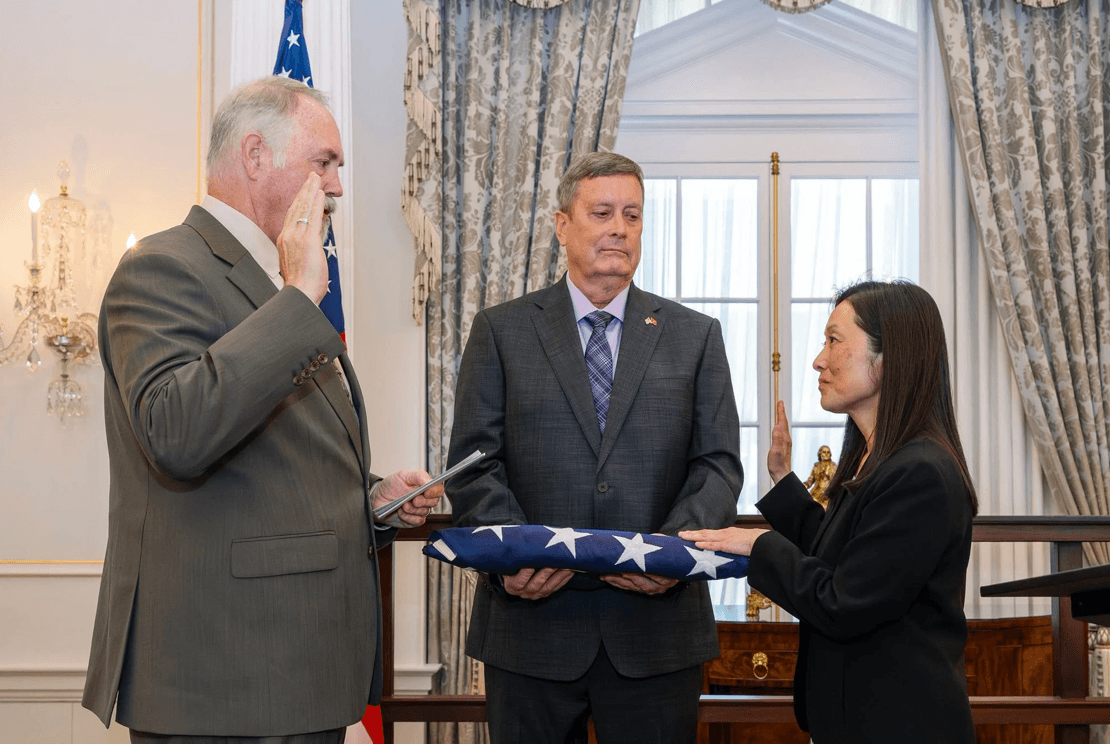 Bà Jennifer Wicks tuyên thệ nhậm chức Đại sứ Mỹ tại Việt Nam. Ảnh: U.S. Embassy in Hanoi.