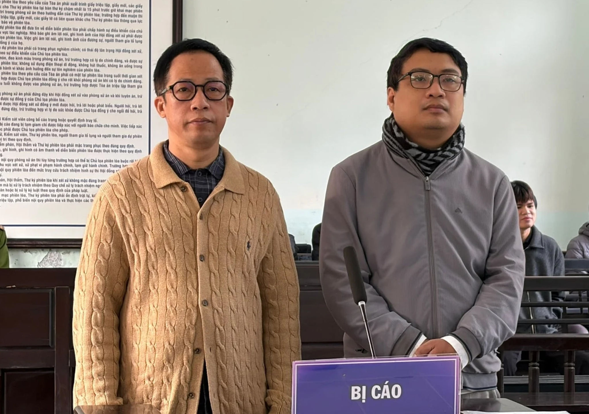 Bị cáo Lê Anh Phương (bên trái) và bị cáo Nguyễn Văn Vinh tại phiên toà xét xử sơ thẩm. (Ảnh: M.N)